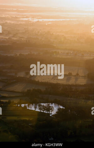 Der Blick auf den Sonnenaufgang über Worcestershire, von den Malvern Hills aus gesehen. Stockfoto