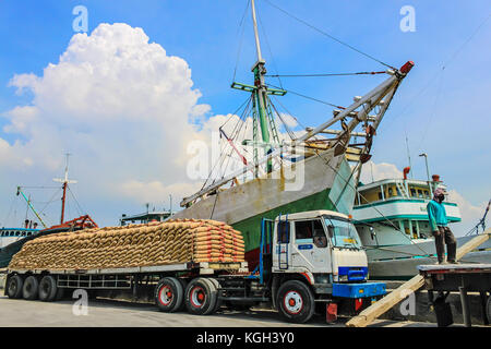 Custom Schiff mit beladenem Fahrzeug in Sunda Kelapa Hafen, Jakarta, Indonesien. einer männlichen Person, die auf leeren Anhängers Stockfoto