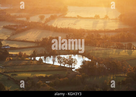 Der Blick auf den Sonnenaufgang über Worcestershire, von den Malvern Hills aus gesehen. Stockfoto