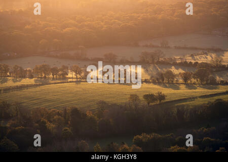 Der Blick auf den Sonnenaufgang über Worcestershire, von den Malvern Hills aus gesehen. Stockfoto