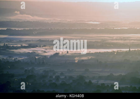 Der Blick auf den Sonnenaufgang über Worcestershire, von den Malvern Hills aus gesehen. Stockfoto