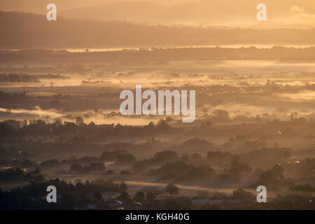 Der Blick auf den Sonnenaufgang über Worcestershire, von den Malvern Hills aus gesehen. Stockfoto