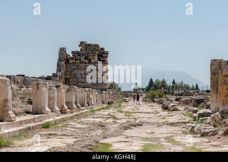 Blick auf die latrine entlang Kriegslisten des Frontinus Straße an der antiken Stadt Hierapolis, Pamukkale, Türkei. Stockfoto