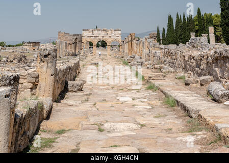 Blick auf die latrine entlang Kriegslisten des Frontinus Straße an der antiken Stadt Hierapolis, Pamukkale, Türkei. Stockfoto