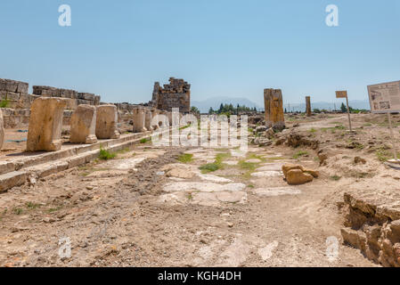 Blick auf die latrine entlang Kriegslisten des Frontinus Straße an der antiken Stadt Hierapolis, Pamukkale, Türkei. Stockfoto