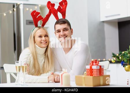 Paar Rentiere Hörner gibt ein Weihnachtsgeschenk. Stockfoto