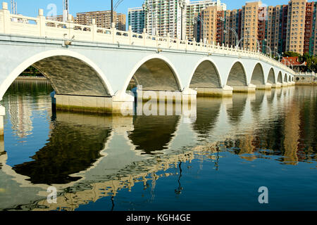 Bogenbrücke in Hong Kong Stockfoto