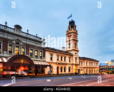 Regionale historische Architektur in der kleinen Provinzstadt Ballarat, australischen Staat Victoria. leere Straße in der Innenstadt von bei Sonnenaufgang. Stockfoto