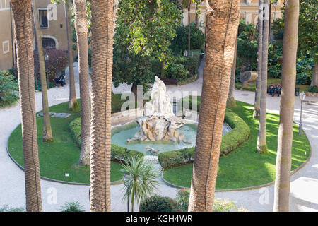 Brunnen in den Gärten des palazzo Venezia von Carlo Monaldi, Rom, Italien Stockfoto