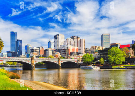 Princes Bridge in Melbourne die Stadt über den Fluss Yarra an einem sonnigen Tag im Hinblick auf die hoch aufragenden Türmen und moderner urbaner Architektur. Stockfoto