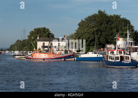 Alte Shoreham Rettungsboot neben einer Werft bei Saul Kreuzung Gloucester und Schärfe Canal Gloucestershire, Großbritannien Stockfoto