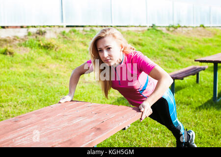 Zwei Frauen zu tun stretching Übung Stockfoto