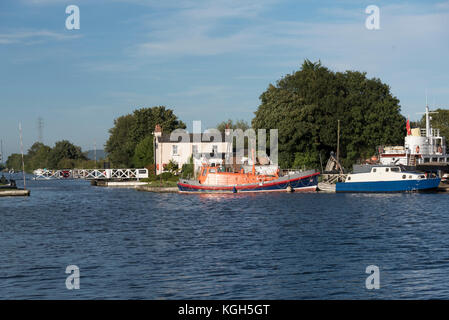 Alte Shoreham Rettungsboot neben einer Werft bei Saul Kreuzung Gloucester und Schärfe Canal Gloucestershire, Großbritannien Stockfoto