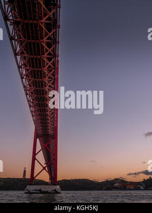 Dämmerung im Vasco da Gama Brücke in Lissabon, Portugal Stockfoto