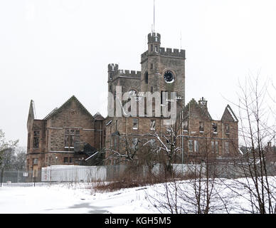 HARTWOOD, SCHOTTLAND - 12. März 2011: Das alte Krankenhaus im Schnee. Hartwood Hospital ist ein psychiatrisches Krankenhaus aus dem 19. Jahrhundert. Stockfoto