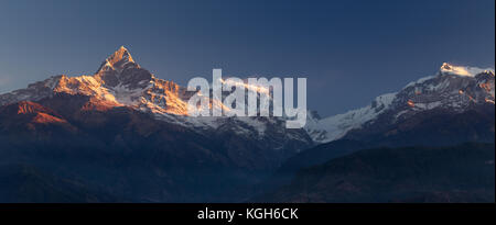 Panoramablick auf Machapuchare (Fishtail Mountain) bei Sonnenaufgang von Sarangkot bei Pokhara, Nepal Stockfoto