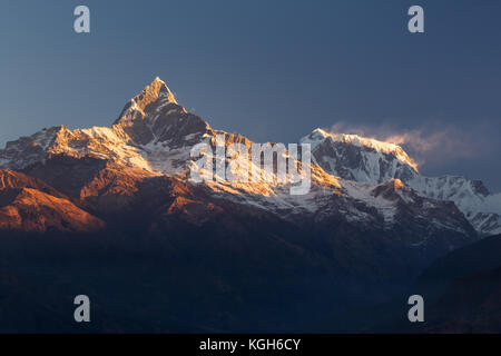 Sonnenaufgang über Machapuchare, wie man sie von Sarangkot in der Nähe von Pokhara, Nepal, sieht Stockfoto