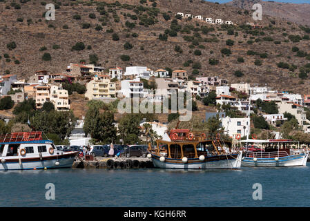 Tour Boote den Hafen von Elounda in der Region Lasithi Kreta, Griechenland. Gehäuse Entwicklung, auf der Bergseite mit Blick auf den Hafen Stockfoto