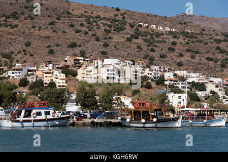 Tour Boote den Hafen von Elounda in der Region Lasithi Kreta, Griechenland. Gehäuse Entwicklung, auf der Bergseite mit Blick auf den Hafen Stockfoto