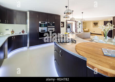 Großes, modernes Design Küche mit gebogenen Arbeitsplatte in Luxury House Stockfoto