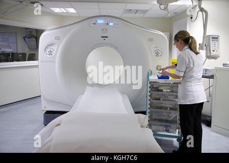 Ein radiologe Vorbereitung einer MRT-Untersuchung für einen Patienten in einem Krankenhaus in Großbritannien Stockfoto