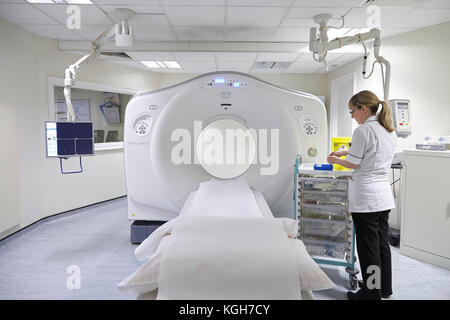 Ein radiologe Vorbereitung einer MRT-Untersuchung für einen Patienten in einem Krankenhaus in Großbritannien Stockfoto