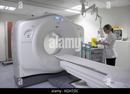 Ein radiologe Vorbereitung einer MRT-Untersuchung für einen Patienten in einem Krankenhaus in Großbritannien Stockfoto
