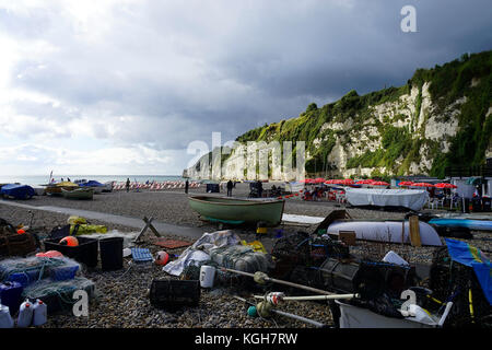 Angelsachen am Strand bei Beer, Devon Stockfoto