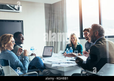 Geschäftsleute in zwangloser Diskussion während der Tagung im Sitzungssaal. Gruppe von Geschäftsleuten, die zusammen arbeiten. Stockfoto