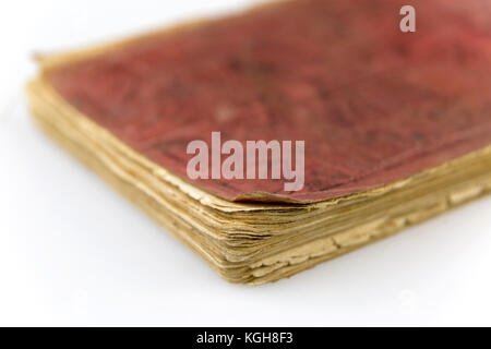 Alte antike getragen Buch mit verschlissenen gebogen Seite Kanten und rote Flecken auf Weiß. Vintage Print Publikation. Stockfoto