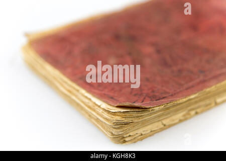 Alte antike getragen Buch mit verschlissenen gebogen Seite Kanten und rote Flecken auf Weiß. Vintage Print Publikation. Stockfoto