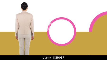 Digital composite der Geschäftsfrau mit minimalen Formen Stockfoto