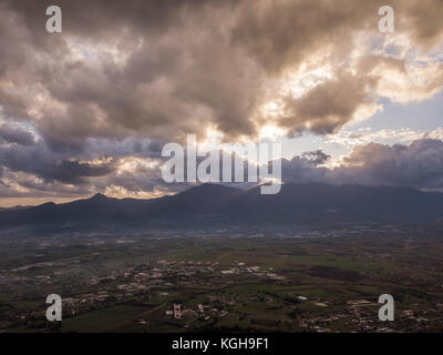 Luftaufnahme von einem bewölkten Tag in einer italienischen Landschaft bei Sonnenuntergang Stockfoto