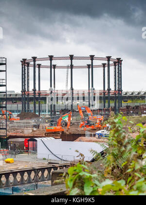 Ein Blick auf die berühmten viktorianischen Kohle Gas Gasspeicher auf Waren weg und Pancras Straße kurz bevor es während der Kings Cross Sanierung entfernt Stockfoto