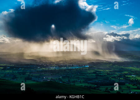 Dunkle Wolke über ruthin North Wales. Stockfoto