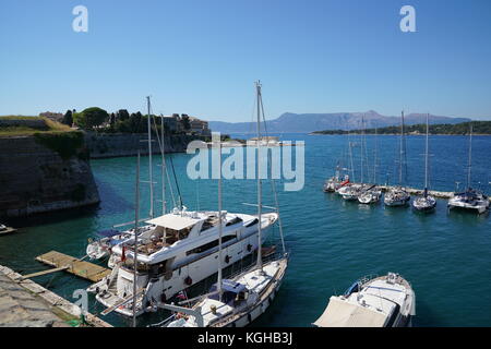 Altstadt von Korfu, Griechenland: Segelboote im Hafen von Korfu Stockfoto