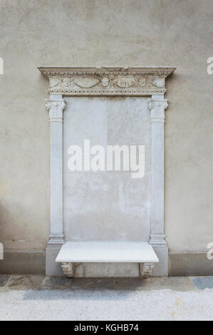 Skulptur von Engel Köpfe auf einer Steinmauer, architektonische Besonderheit, frame-Konzept Stockfoto