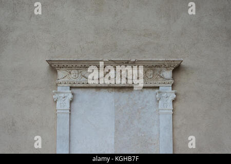 Skulptur von Engel Köpfe auf einer Steinmauer, architektonische Besonderheit, frame-Konzept Stockfoto
