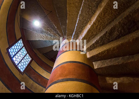 Steinerne Treppen mit Fenster und Licht im mittelalterlichen Turms Stockfoto