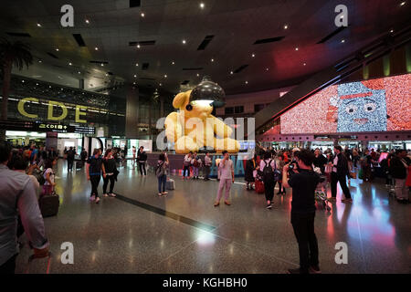 Hamad International Airport, Doha, Katar: terminal Innenraum, die zu den Toren Stockfoto