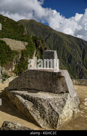 Intihuatana (aka Hitching Post von der Sonne oder Sonnenuhr), Ruinen von Machu Picchu, Cusco, Peru Stockfoto