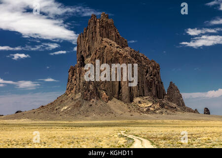 Vulkanische Stecker, Shiprock, NM Shiprock besteht aus zerbrochenen vulkanischen Brekzie und schwarz Deiche von Eruptivgestein genannt Minette. Stockfoto