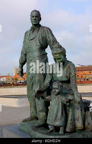Die Neil hadlock Statue über Einwanderung und die Stadt Kingston-upon-Hull. Hull Marina, East Yorkshire, England Stockfoto