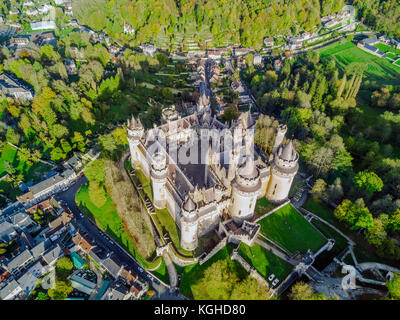 Erstaunlich Schloss Pierrefonds in natürlicher Umgebung, Frankreich Stockfoto