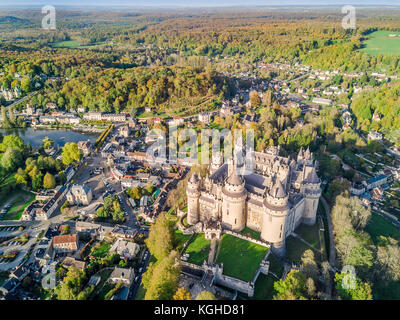 Erstaunlich Schloss Pierrefonds in natürlicher Umgebung, Frankreich Stockfoto