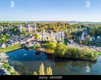 Erstaunlich Schloss Pierrefonds in natürlicher Umgebung, Frankreich Stockfoto