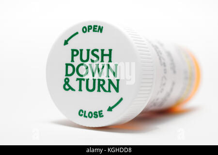 Kindersichere Pille Flasche auf weißem Hintergrund. weiß Safety Cap, orange Verordnung-droge-Container. Stockfoto