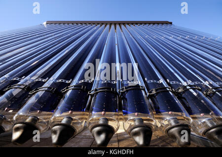 Froschperspektive der Vakuumröhrenkollektor Solarkollektoren Stockfoto