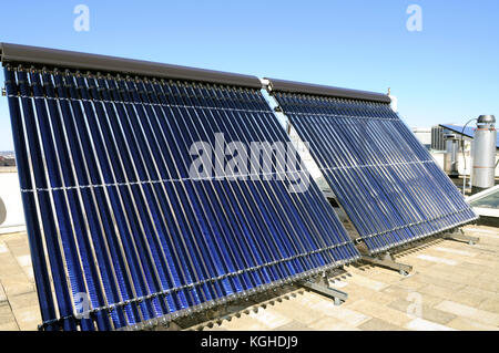 Vakuumröhrenkollektor Sonnenkollektor Sonnenkollektoren auf dem Dach Stockfoto