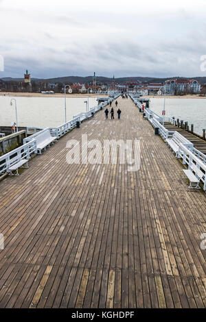 Menschen zu Fuß auf einem Pier (Molo) in der Stadt Sopot, Polen. Erbaut im Jahre 1827 mit 511m lang ist die längste Holzmole in Europa Stockfoto